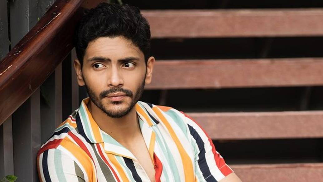 “তা বলে ধুতি পাঞ্জাবি নয় কিন্তু! এখনও ধুতি সামলাতে পারি না। শেষে কিছু একটা কেলেঙ্কারি হয়ে যাবে। পাঞ্জাবি তালিকায় আছে।  তবে পাজামা বা চোস্তের সঙ্গে।”