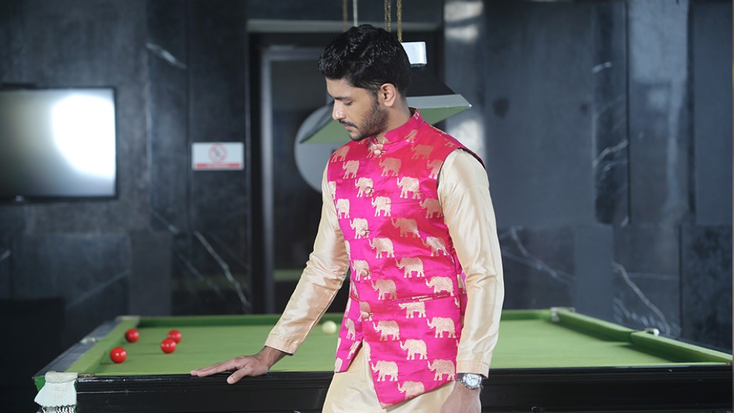 সম্প্রতি রবীন্দ্রসঙ্গীত 'মাঝে মাঝে তব'-র সুরে ধ্রুব বন্দ্যোপাধ্যায়ের পরিচালনায় প্রেমের গল্প বুনেছেন অর্জুন-দর্শনা। কলকাতা থেকে কিছু দূরে প্রায় ৩০০ বছরের পুরনো বাওয়ালি রাজবাড়ি। সেখানেই হয়েছে মিউজিক ভিডিয়োর শ্যুটিং।