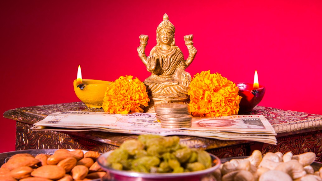 যদিও বাঙালির কাছে ঘরের মেয়ে উমার কন্যা লক্ষ্মী। তাঁরই আরাধনায় কোজাগরী পূর্ণিমায় মেতে উঠবে বাংলার মানুষ। ঈশ্বরী পাটনির মতোই প্রত্যেকেরই প্রার্থনা একটাই, এ পৃথিবীর কোনও মানুষ যেন অনাহারে না থাকে।