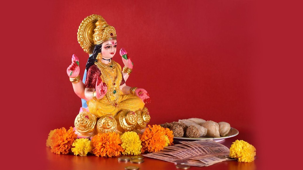 সমুদ্রকে অপার ধন-রত্নের আধার মনে করা হয়। ধনরত্নে পরিপূর্ণ বলে সমুদ্রকে রত্নাকরও বলা হয়। যেহেতু লক্ষ্মী দেবী হলেন ধন-সম্পদের দেবী সেহেতু সমুদ্র থেকে দেবী লক্ষ্মীর উৎপত্তির কাহিনী কল্পিত হওয়া বিচিত্র কিছু নয়।