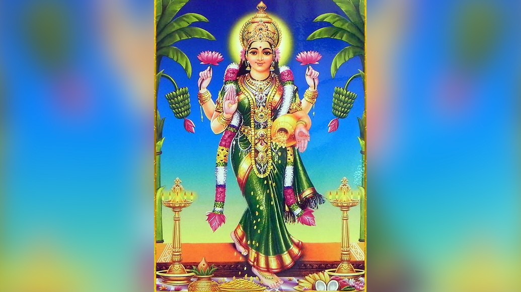 এ দিকে সূর্যকে বিষ্ণুর অংশ বলছে ভাগবত পুরাণ। বিষ্ণুর হাতেও পদ্ম রয়েছে। তাই বিষ্ণুশক্তি হিসেবে লক্ষ্মীর হাতে পদ্ম থাকাটা স্বাভাবিক। এ দিকে পদ্ম ভক্তিরও প্রতীক। দেবী ভক্তদের ভক্তি প্রদান করেন তাই ভক্তিপদ্ম তার হস্তে।