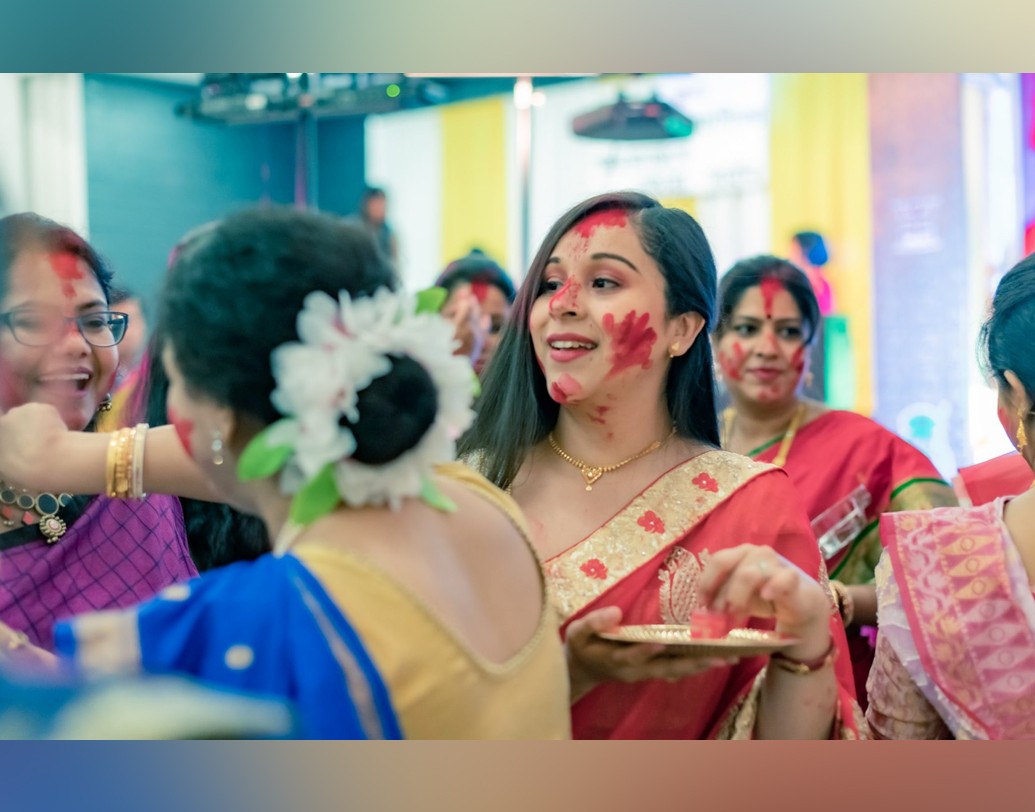 কানাডার একটি ছোট শহর রেজিনা । সেখানকার ‘তেরো পার্বণ কালচারাল অ্যাসোসিয়েশন’ তাদের দশম বর্ষের দুর্গোৎসব পালন করল। দশমীর দিন বাসিন্দারা চুটিয়ে খেললেন সিঁদুর।