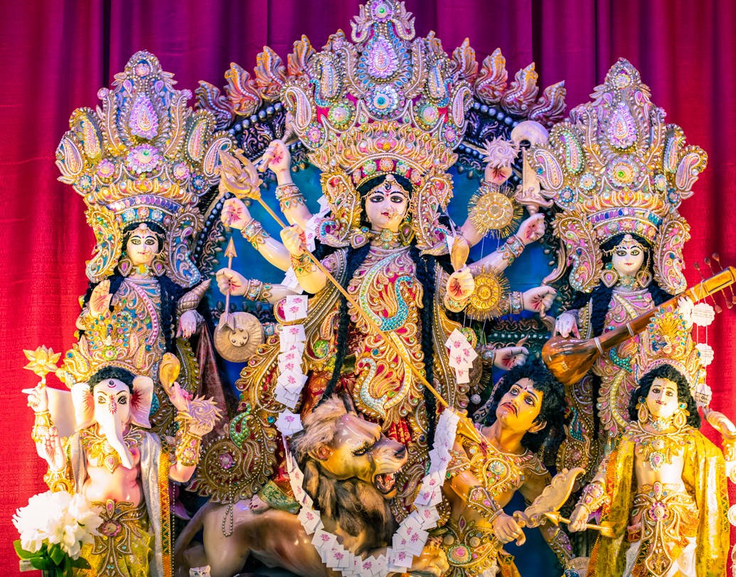 কর্মসূত্রে যে সব বাঙালি এখানে থাকেন, তাঁরা সকলে মিলেই এই পুজো করেন। বারোয়ারি পুজোর থেকেও বাড়ির পুজোর সঙ্গেই এর মিল বেশি।