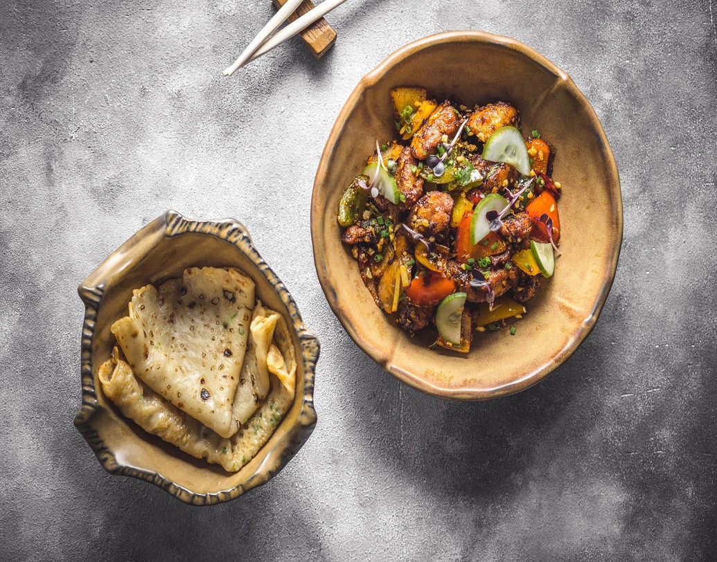 সি ফুড ভালবাসলে অবশ্যই চেখে দেখুন ‘দ্য ফ্যাটি বাও’ স্পেশাল ফিশ পাফ— যা লন্ডনের নোলুন বেকারির  ফিশ পাফের দ্বারা অনুপ্রাণিত। ‘মু সু চিকেন’ অর্ডার করলে আপনি পাবেন আমেরিকান চাইনিজের এক অভিনব ফ্লেভার।