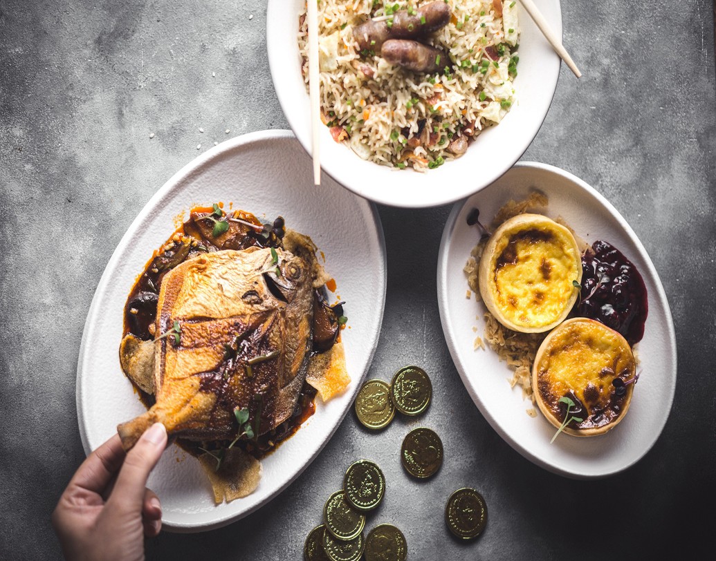 এ ছাড়াও থাকছে হোল বেবি পমফ্রেট, রোস্টেড হাফ ডাকের মতো বিভিন্ন প্রদেশের অথেন্টিক চাইনিজ পদের সম্ভার। শেষ পাতে চাইনিজ এগ কাস্টার্ড টার্ট ট্রাই না করলে কিন্তু সত্যিই ঠকবেন!