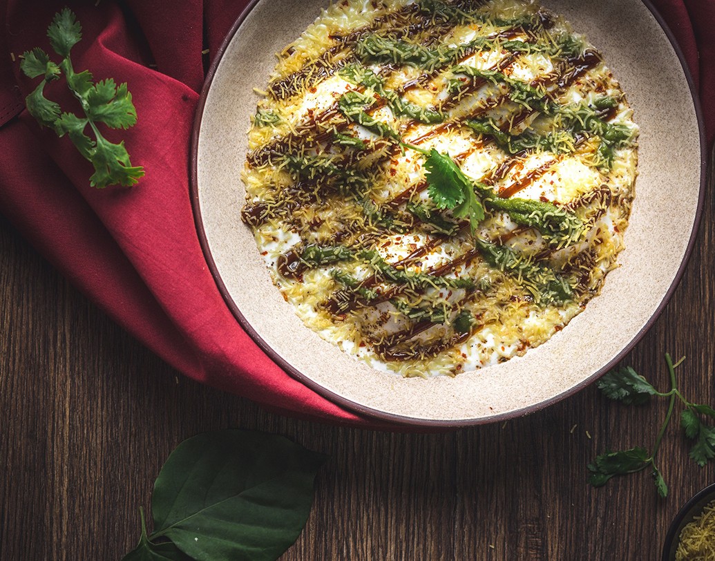 এই পুজোয় চেনা পরিচিত বাঙালি খাবার অচেনা মোড়কে আপনাদের সামনে পরিবেশন করতে চলেছে ‘মঙ্কি বার’ রেস্তরাঁ। কখনোও শুনেছেন রসগোল্লার চাটের কথা? কিংবা ইতালিও প্যানা কটার সঙ্গে নলেন গুড়ের মেলবন্ধন!