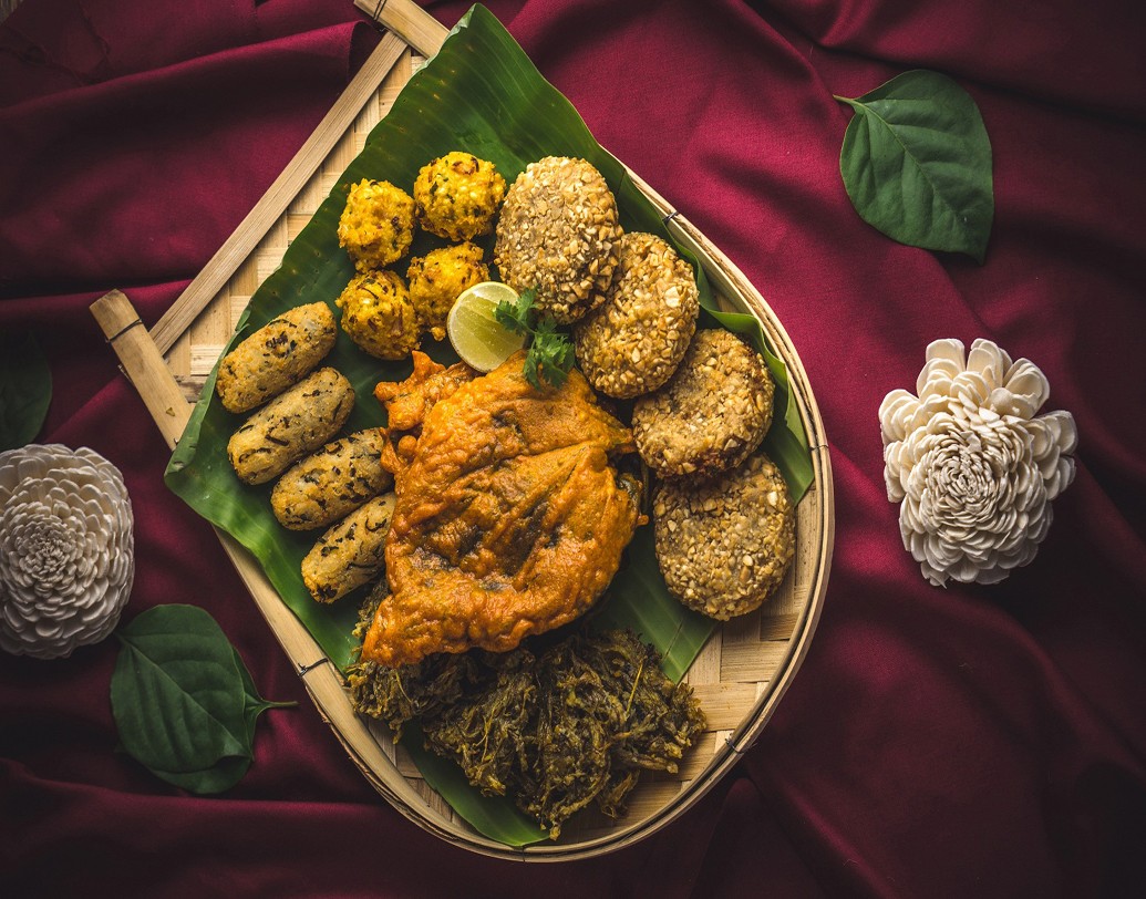 রেস্তরাঁর পুজো স্পেশাল ‘চায়না ও চায়না’ থিমে থাকছে এমনই সব অভিনব পদের সুলুকসন্ধান। চিরপরিচিত ভেটকি পাতুরির পরিবেশনে থাকছে ‘মঙ্কি বার’ টুইস্ট! গবিন্দভোগ চালের ভাতের সঙ্গে সর্ষে ভেটকি পাতুরি আর ফ্রায়েড ভেজিটেবিল! নাম হল ‘ভেটকি ভাতে’।