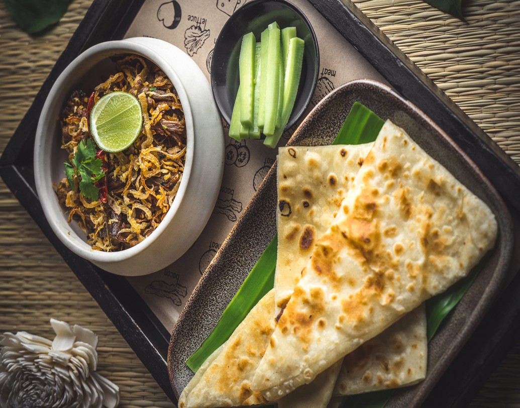 ‘মঙ্কি বার’-এর শেফ ইতি মিশ্র বাঙালির সাধের নানা পদগুলির ভোল একেবারেই বদলে দিয়েছেন তাঁর হাতের জাদুতে। ‘মাংসের ঝুরিভাজা’ হল তার এক্সপেরিমেন্টের এক জিভে জল আনা দৃষ্টান্ত।