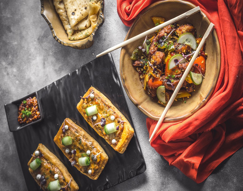 ভোজনরসিক বাঙালির চিনা খাবারের প্রতি গভীর টান। কলকাতার রাস্তায় এক পা-দু’পা এগলেই চোখে পড়বে চাইনিজ রেস্তরাঁর অজস্র ঠিকানা। সেখানে মিলবে এমন সব বাহারি খানা যা হয়েতো চিনেও মেলা ভার! ৬ নং ক্যামাক স্ট্রিটের ‘দ্য ফ্যাটি বাও’ ও ‘মঙ্কি বার’ তাদেরই মধ্যে অন্যতম।