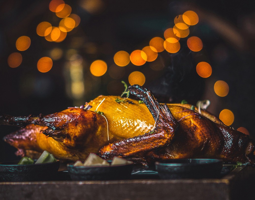 তা কী কী মিলছে এখানে? কী নয় তা-ই বলুন! কলকাতা থেকে লন্ডন, সান ফ্রান্সিসকো থেকে হংকং— সারা বিশ্বের চায়নাটাউনগুলির সুপরিচিত সব চাইনিজ পদ। স্ন্যাক্স, মেন কোর্স বা ডেজার্ট মেনুতে বাদ থাকছে না কিছুই।