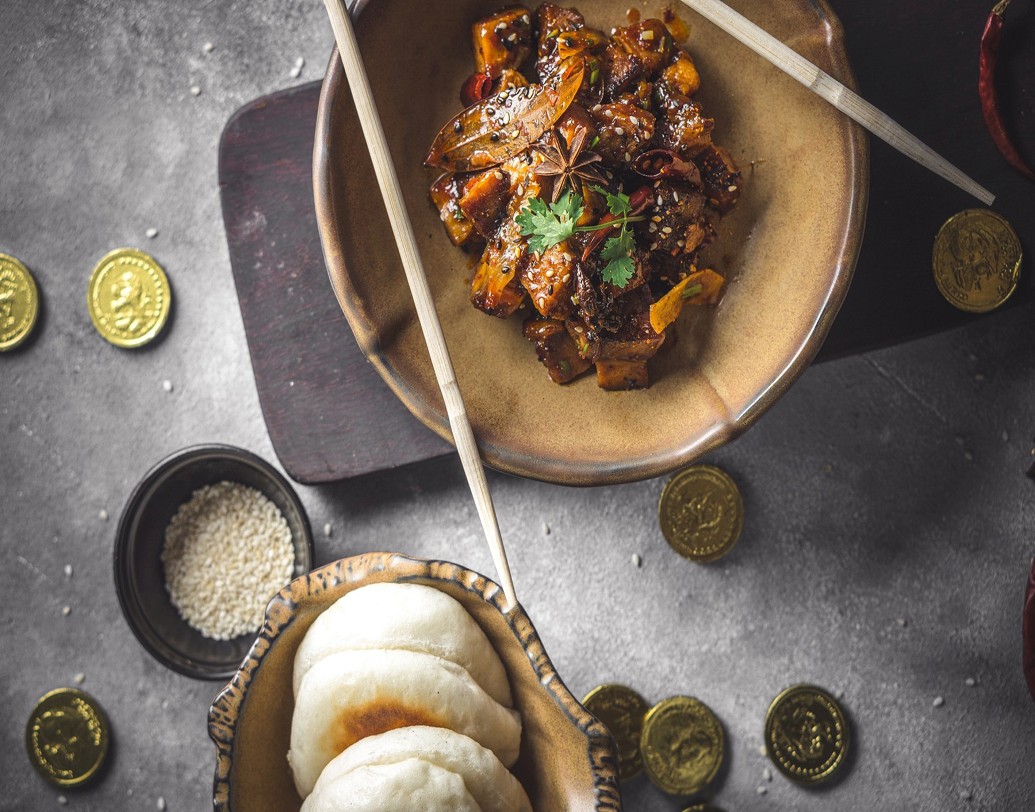 ‘ট্যাংরা’ স্টাইল ক্রিসপি চিলি চিকেন ও ক্রিসপি চিলি পনির থাকছে তাদের পুজো স্পেশাল মেনুতে। এ ছাড়া ‘প্যান ফ্রায়েড নুডলস উইথ ক্যানটোনিজ স্টাইল ব্রেসড চিকেন’ও ট্রাই করতে পারেন।