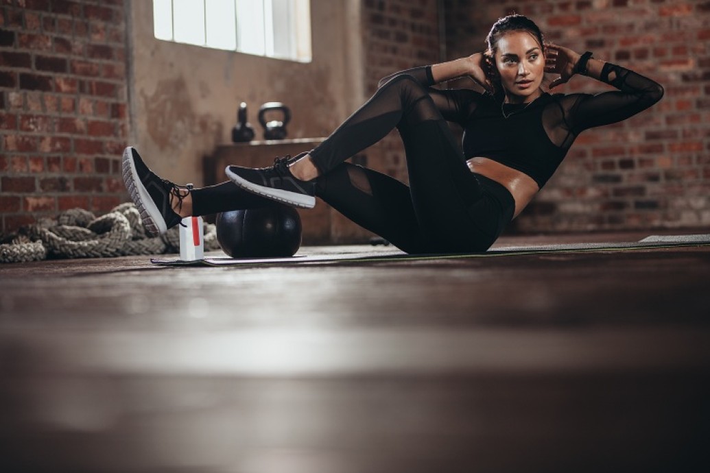 মাটিতে পিঠ রেখে শুয়ে হাঁটু জোড়া ভাঁজ করুন। হাত জোড়া রাখুন মাথার পিছনে। এর পরে পেটের উপরে চাপ দিয়ে মাথাটি হাঁটুর দিকে নিয়ে যান। ২০ বার করে ৫ টি সেটে করুন এই ক্রাঞ্চ।