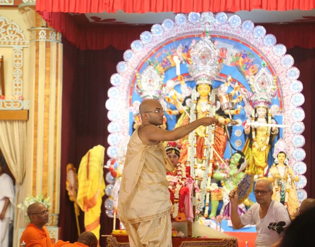 কুমারী পুজোর আরতি।