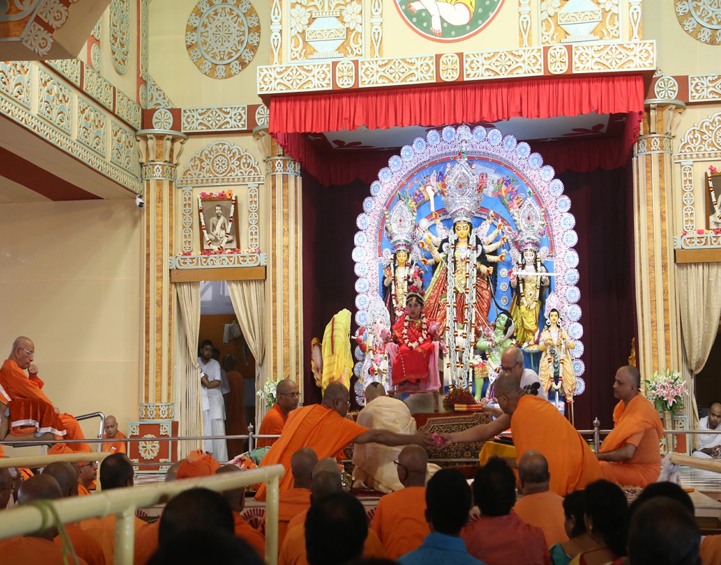 মহাঅষ্টমীর সকালে বেলুড়ের কুমারী পুজোতে সন্ন্যাসীরা।