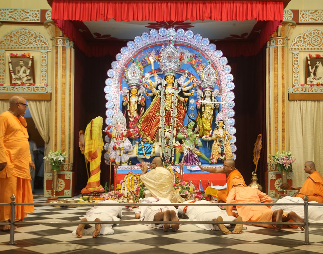 অষ্টমীতে প্রতিমার উদ্দেশে প্রণাম সন্ন্যাসীদের।