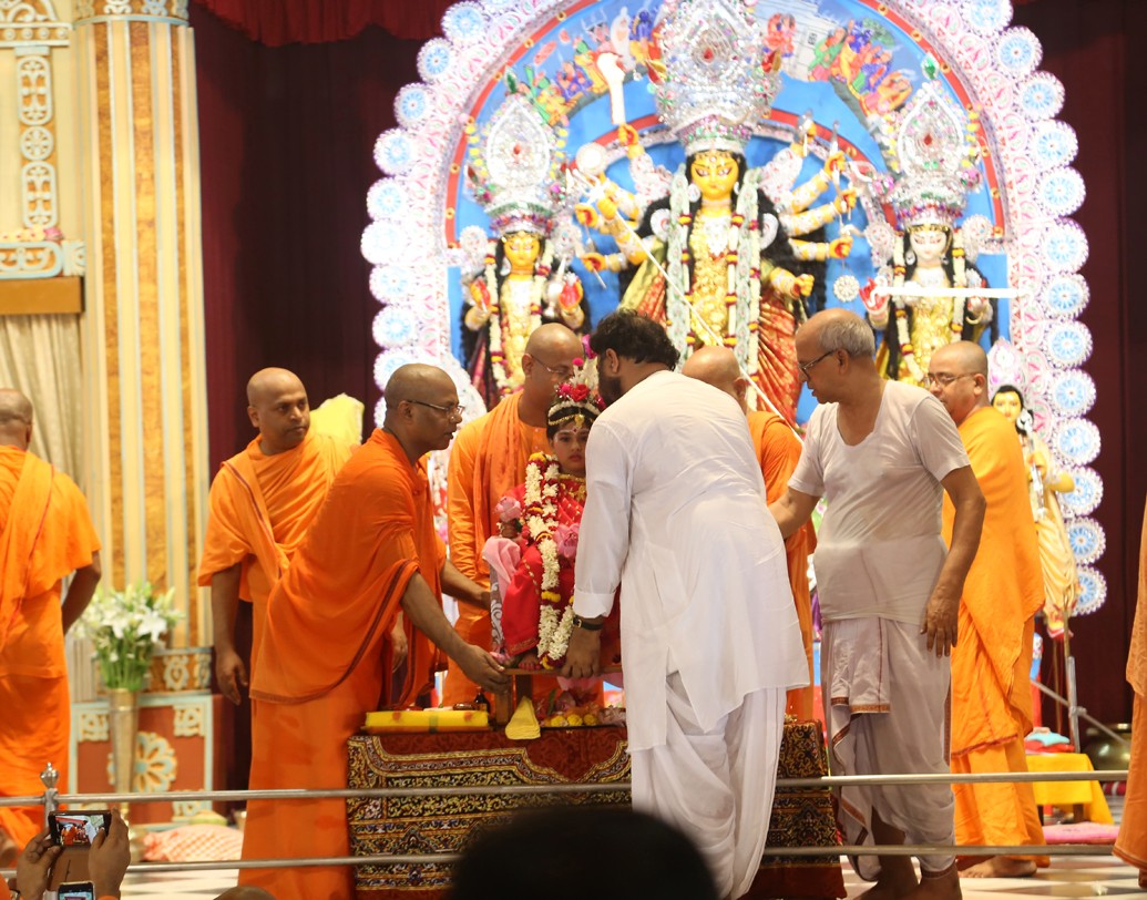 কুমারী পুজোর আয়োজনে সন্ন্যাসীরা।