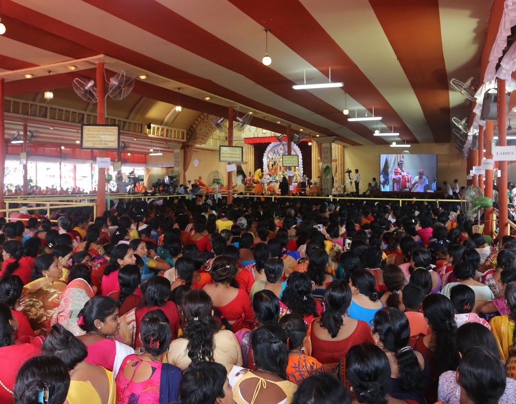 বড় স্ক্রিনে বিশাল ভক্ত সমাগমকে কুমারী পুজো দেখার সুযোগ করে দিয়েছিলেন বেলুড় কর্তৃপক্ষ।