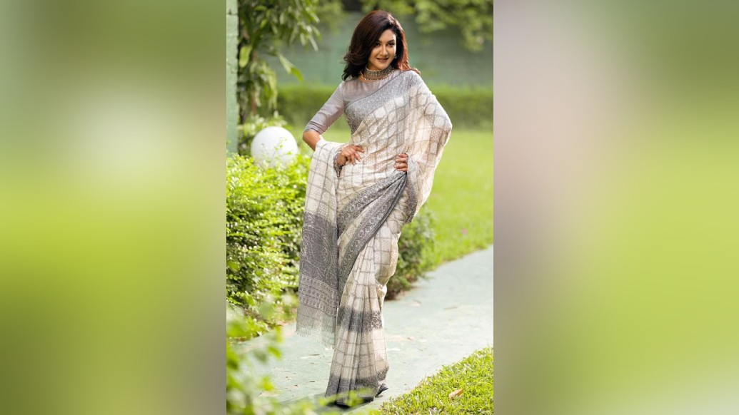 লকডাউনে সোশ্যাল মিডিয়ায়, নানা ভিডিয়ো পোস্ট করেছিলেন জয়া সেখানে দেখা গিয়েছে জয়ার বাড়ির বারান্দায়, ছাদে বড়-ছোট-মাঝারি মাপের অসংখ্য টব। তিনি নানা ধরনের গাছের যত্ন নেওয়ার পাশাপাশি নতুন চারাও লাগাচ্ছেন। পাশে আছে তাঁর সঙ্গী সারমেয়। ক্যাপশনে জয়া লেখেন, “সবচেয়ে ভাল সময় কাটানোর উপায় গাছ লাগানো। সবুজের সঙ্গে সময় কাটানো। এতে পৃথিবী দূষণমুক্ত হবে অনেকটাই।”​