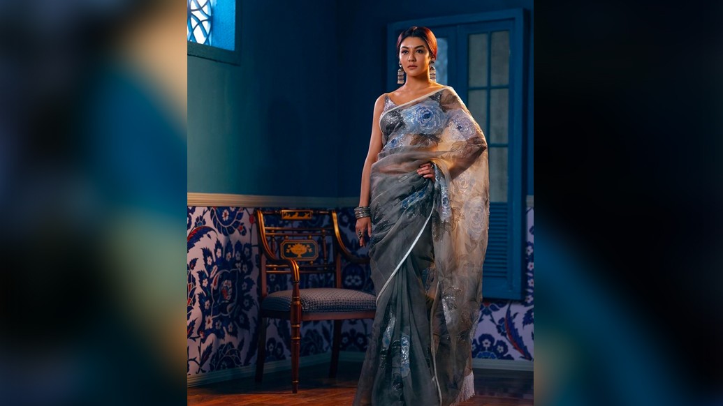 ঢাকা থেকে ফোনে আনন্দবাজার ডিজিটালকে বললেন জয়া, “শেষ কিছু বছর ধরে আমার কাছে পুজোর আনন্দ মানে ছবি রিলিজ করা। সৃজিতের যে কটি ছবি আমি করেছি সেগুলি পুজোতেই মুক্তি পেয়েছে। বড় হওয়ার পর তাই এটাই আমার কাছে পুজোর মূল আকর্ষণ।”