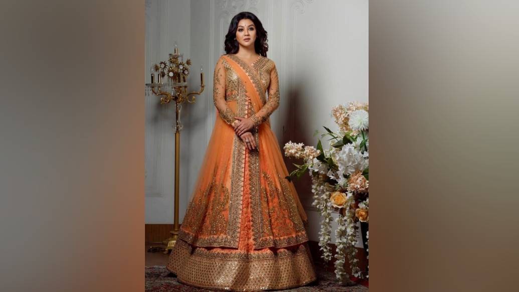 পুজোর লুকে সাবেকি সাজ পছন্দ জয়ার। তাই ঘাগড়া আর শাড়িতে রঙিন হয়ে উঠলেন জয়া। রঙের মধ্যেও নতুন ভাবনা এনেছেন অভিনেত্রী। সম্পূর্ণ সাদা, পিচ, হাল্কা কমলা জয়ার পছন্দের রং। ঘাগড়ায় ঘন ফুলেল কাজের বাহারে সেজে উঠলেও, শাড়ির ক্ষেত্রে গ্রে বা সাদা রঙে বর্ণিল হয়ে উঠেছেন জয়া।