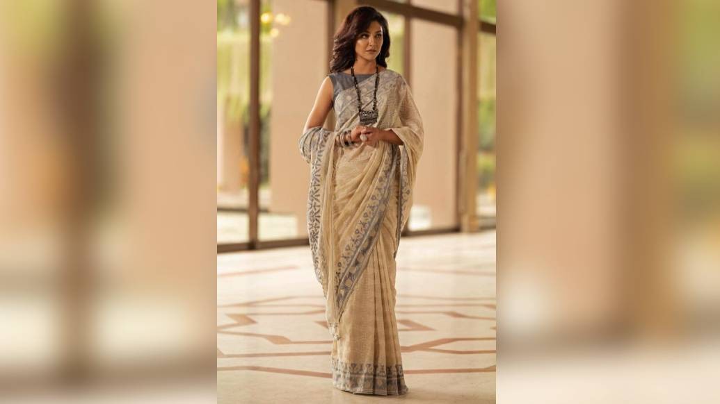 অতনু ঘোষের ‘বিনি সুতো’, ‘রবিবার’ জয়ার কেরিয়ারে অত্যন্ত গুরুত্বপূর্ণ ছবি। এই প্রথম ‘বিনিসুতো’-য় ঋত্বিক চক্রবর্তী। অন্য দিকে, কৌশিক গঙ্গোপাধ্যায়ের মতো হেভিওয়েট পরিচালকের ‘অর্ধাঙ্গিনী’-তে একেবারে ভিন্ন মেজাজে দেখা যাবে জয়াকে।