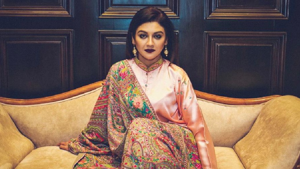 তাঁর পরি আর ভূতের ম্যাজিকাল অভিনয় ক্যামেরাবন্দি করেছেন সৌকর্য ঘোষাল। জয়া সেখানে ‘ভূতপরি’। আর সে ছবি প্রেজেন্ট করছেন স্বয়ং কোয়েল মল্লিক! ফাংশন, মাচা, পুজো ওপেনিং-এর হিড়িকে স্টারেরা অনেক সুলভ। মিস্টিক দূরত্ব নেই। জয়া বাংলাদেশি তাই কথা বলেন পূর্ব বাংলার টানে। তাঁর অ্যাপিল সেই জন্য কনভেনশনাল নয়। তাঁর আবেদন ভিন্ন স্বাদের।