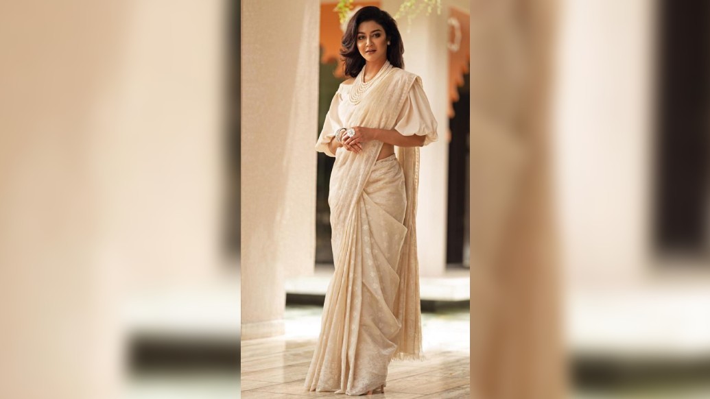 যুগ যুগ ধরে সমাজের ‘অঙ্গ’ হিসেবে পরিচিত মেয়েদের উপর অত্যাচারের প্রতিবাদে প্যান কমনওয়েলথ প্ল্যাটফর্মে মুখ খুললেন অভিনেত্রী জয়া আহসান। আন্তর্জাতিক খ্যাতিসম্পন্ন বহু তারকা সামিল এই প্রতিবাদ প্রচারে।