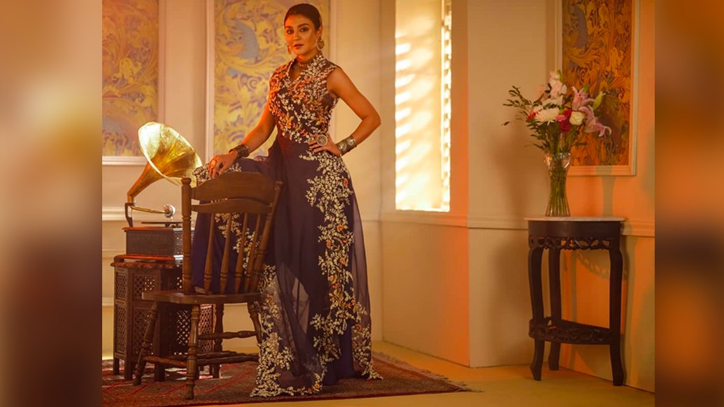 ‘নো মোর’ ক্যাম্পেনিংয়ে সামিল জয়াও। এই বিষয়ে কী বললেন ‘বিজয়া’র ‘জয়া’? তাঁর ক্ষোভ, ‘‘হতে পারে এই অত্যাচার যৌন নিপীড়ন। হতেই পারে মারধর, গার্হস্থ্য হিংসা। অনন্তকাল ধরে যা নীরবে সহ্য করে আসছেন নানা বয়সের মেয়ে। আজ পর্যন্ত ঘটনাগুলোর প্রতিবাদ করেনি কেউ! অত্যাচার থামানোরও চেষ্টা করেনি। উল্টে সাফাই গেয়েছে, এটা ব্যক্তিগত ঘটনা। এই নিয়ে বাইরে কথা হবে কেন? এবার বলার সময় এসেছে, ‘আর না’।’’