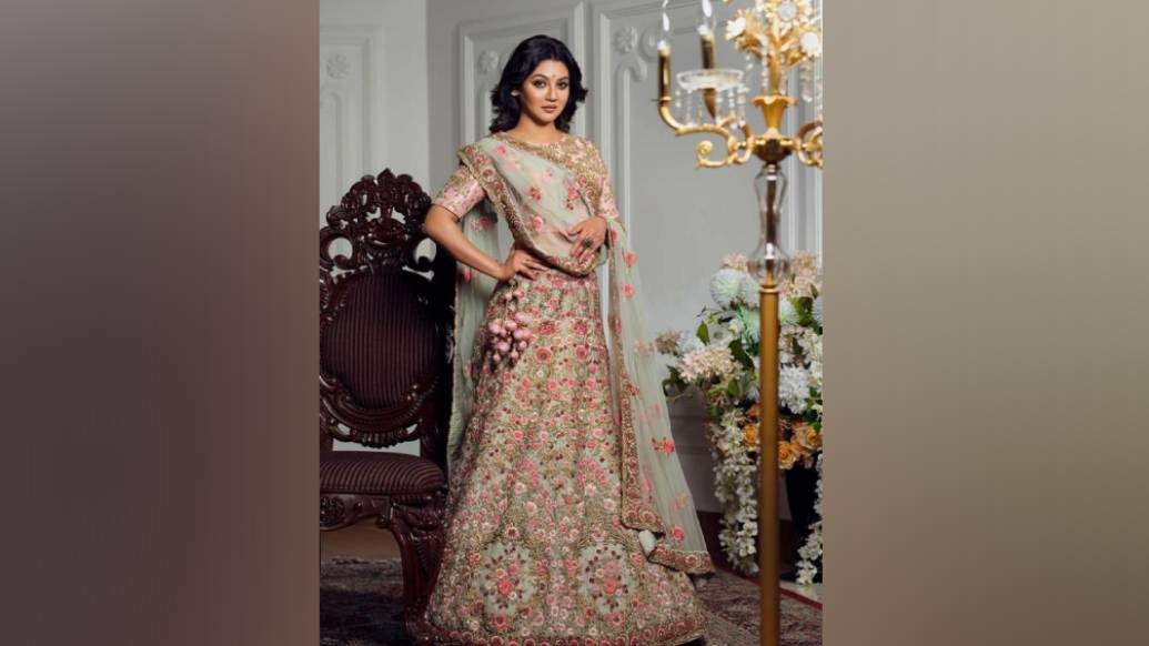 এবার পুজো কেমন কাটবে জানেন না জয়া। বললেন, “আমার অক্টোবরে কলকাতা আসার কথা। তার একটু আগেই চলে আসতে চাই যাতে অন্তত পুজোর আমেজটা বুঝতে পারি। কলকাতা ছাড়া পুজো ভাবতেই পারিনা। এখানেও পুজো হবে। তবে ঠাকুর দেখতে যেতে পারবো কিনা জানিনা। আমাদের সবচেয়ে বড় পুজো হয় বনানীর মণ্ডপে। প্রচুর লোকজন আসেন সেখানে। তবে এ বার তা কতটা হবে জানিনা। হয় তো সোশ্যাল মিডিয়াতে ঠাকুর দেখতে হবে।”