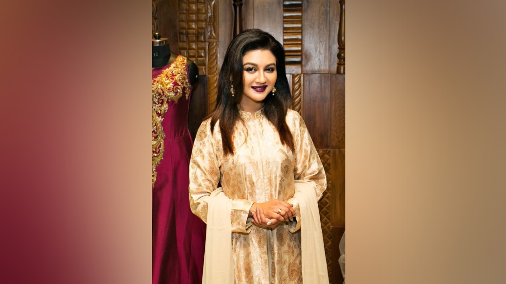 লকডাউনের মধ্যেই জানা গিয়েছে, শিলাদিত্য মৌলিকের নতুন ছবি ‘ছেলেধরা’-র কেন্দ্রীয় ভূমিকায় থাকবেন জয়া। ‘ছেলেধরা’-তে উঠে আসবে এক জন অ্যালকোহলিক মা ও মেয়েকে অপহরণের গল্প। দেখা যাবে, অপহৃত হওয়ার পর থেকেই অপহরণকারীর ছেলেকে নিজেদের নাগালের মধ্যে পেতে চান ওই অ্যালকোহলিক মহিলা। অবশেষে সেটা সম্ভবও হয়। নিজের ছেলেই যখন অপহরণের শিকার, তখন অপহরণকারীর ঠিক কী অনুভূতি হতে পারে? এই পটভূমিতেই তৈরি হচ্ছে ‘ছেলেধরা’।