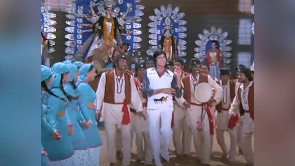 ছবিতে দৃষ্টিহীন রজনী বিয়ে করেন ইন্সপেক্টর অভিজিৎকে । বিয়ের আগে অভিজিৎ  কুখ্যাত গুন্ডা কালিরামকে কারাগারে পাঠিয়েছে। কালিরাম জেল থেকে ছাড়া পাওয়ার পরই তাদের বিবাহিত জীবন দুঃস্বপ্নে পরিণত হয়। রজনী এবং অভিজিৎ এর এই সমস্যা থেকে মুক্তি পাওয়া  নিয়েই এই ছবি। এই ছবির একটি দৃশ্যে কালিরাম এবং অভিজিৎকে দুর্গাপুজোয় ঢাক বাজাতে দেখা গিয়েছে।