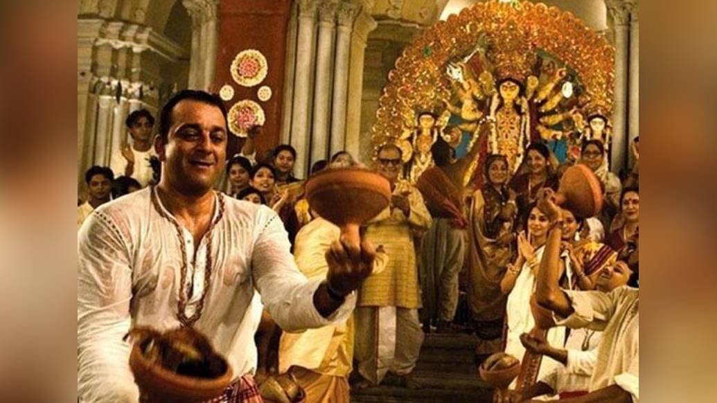 ললিতা- শেখর -গিরীশ এদের তিনজনের সম্পর্কের ওঠাপড়া নিয়েই এই ছবির প্রেক্ষাপট। ছবিটির একটি দৃশ্যে দুর্গাপুজোর সময় শেখর এবং গিরীশকে ধুনুচি নাচ করতে দেখা গিয়েছে।