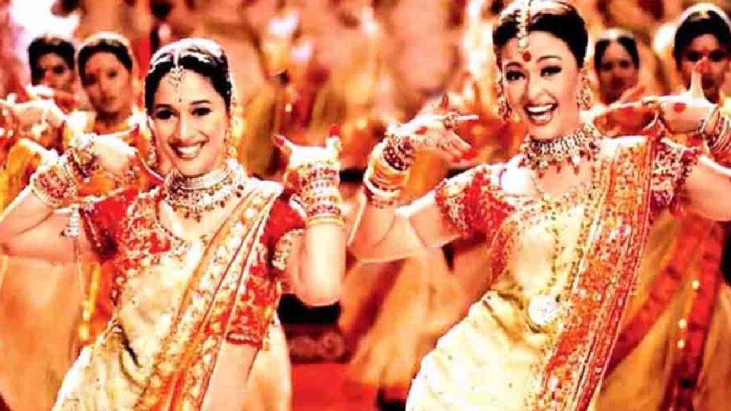 গল্প মূলত দেবদাস এবং পার্বতীর ছোটবেলার বন্ধুত্বের সম্পর্ক ভালবাসায় পরিণত হওয়া এবং তাকে ঘিরে পরিস্থিতির ওঠাপড়া নিয়ে। মূল উপন্যাসে চন্দ্রমুখী এবং পার্বতী কোনওদিন মুখোমুখি না এলেও ছবিতে তাদের এক দুর্গাপুজোর ঠাকুরদালানে পরস্পরের সঙ্গে নাচতে দেখা গিয়েছে।