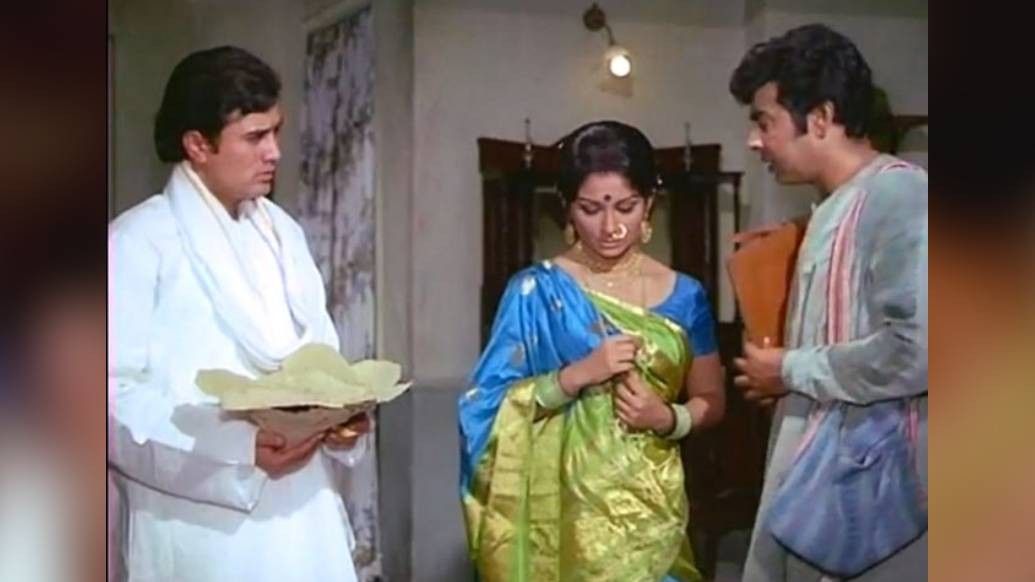 ছবিতে শেষের দিকে দুর্গাপুজোর একটি দৃশ্য আছে। যা খুব অল্প সময়ের জন্য হলেও বিশেষ অর্থবহ। এই দৃশ্যে দেখা যায় এক ছেলে তাঁর পালিত মাকে বাড়িতে ফিরিয়ে নিয়ে যাচ্ছে। ঠিক একই সময়ে আবার সারা শহর মা দুর্গাকেও স্বাগত জানাচ্ছে।