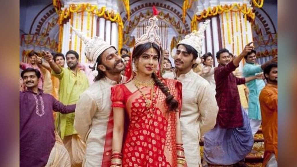 এই ছবিতে দুই বন্ধু একই সঙ্গে এক ক্যাবারে ডান্সারের প্রেমে পড়ে, এবং তার পরিণতিস্বরূপ তাঁদের মধ্যে শত্রুতা তৈরি হয় । এই ছবির বেশির ভাগই কলকাতায় শুটিং হয়েছে। এই ছবিতেও একটি দৃশ্যে দুর্গাপুজোর উল্লেখ আছে।