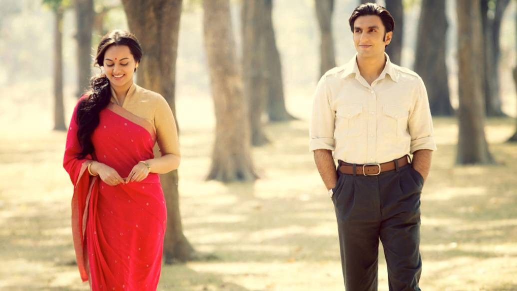 লুটেরা: বিক্রামাদিত্য মোতওয়ানে পরিচালিত ‘লুটেরা’ ছবিটি শুরুই হয় দুর্গাপুজোর দৃশ্য দিয়ে। এখানে দেখা যায় এক জমিদার বাড়িতে দুর্গাপুজো হচ্ছে। ছবিতে মুখ্য ভূমিকায় দেখা গিয়েছে রণবীর সিংহ(বরুণ শ্রীবাস্তব/নন্দু) এবং সোনাক্ষী সিংহ(পাখি রায়চৌধুরী)কে।