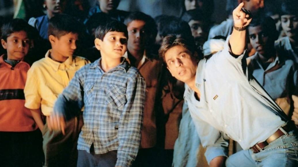 স্বদেশ: আশুতোষ গোয়ারিকার এর পরিচালনায় ২০০৪-এ মুক্তি পায় এই ছবি।মুখ্য ভূমিকায় দেখা গিয়েছে শাহরুখ খান(মোহন ভার্গব)কে। এই ছবিতেও বাঙালির শ্রেষ্ঠ উৎসব দুর্গাপুজো ধরা দিয়েছে।