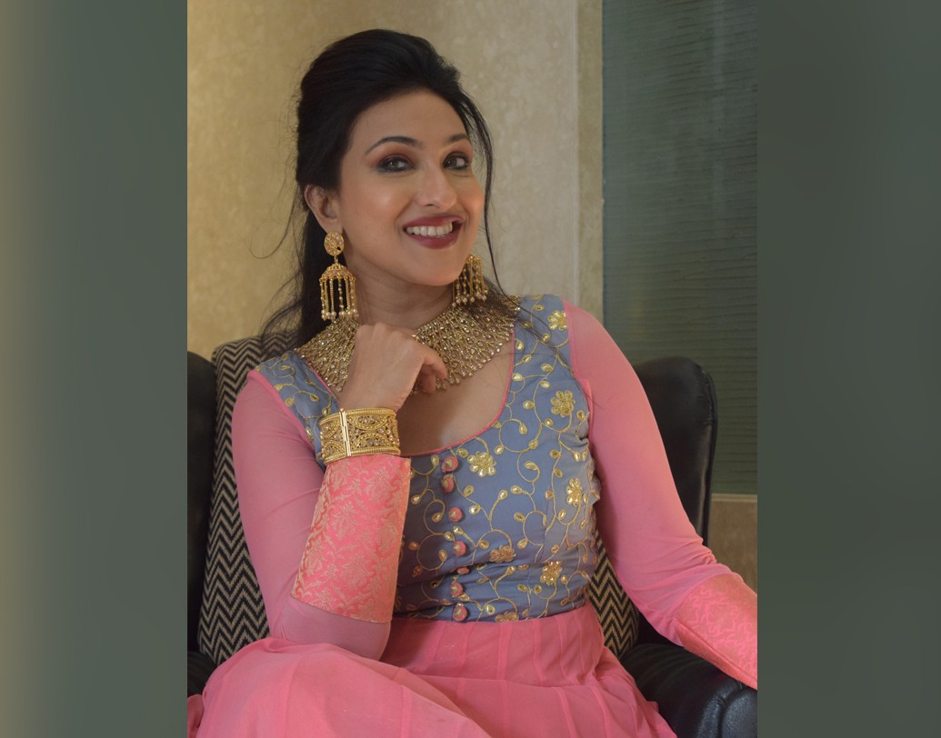 চলতি বছর খুবই ভাল কাজ করছেন ঋতুপর্ণা সেনগুপ্ত। ‘আহা রে’ খুব ভাল রেসপন্স পেয়েছে। অস্ট্রেলিয়া ফিল্ম ফেস্টিভ্যালে ইতিমধ্যেই দেখানো হয়েছে 'আহা রে'।