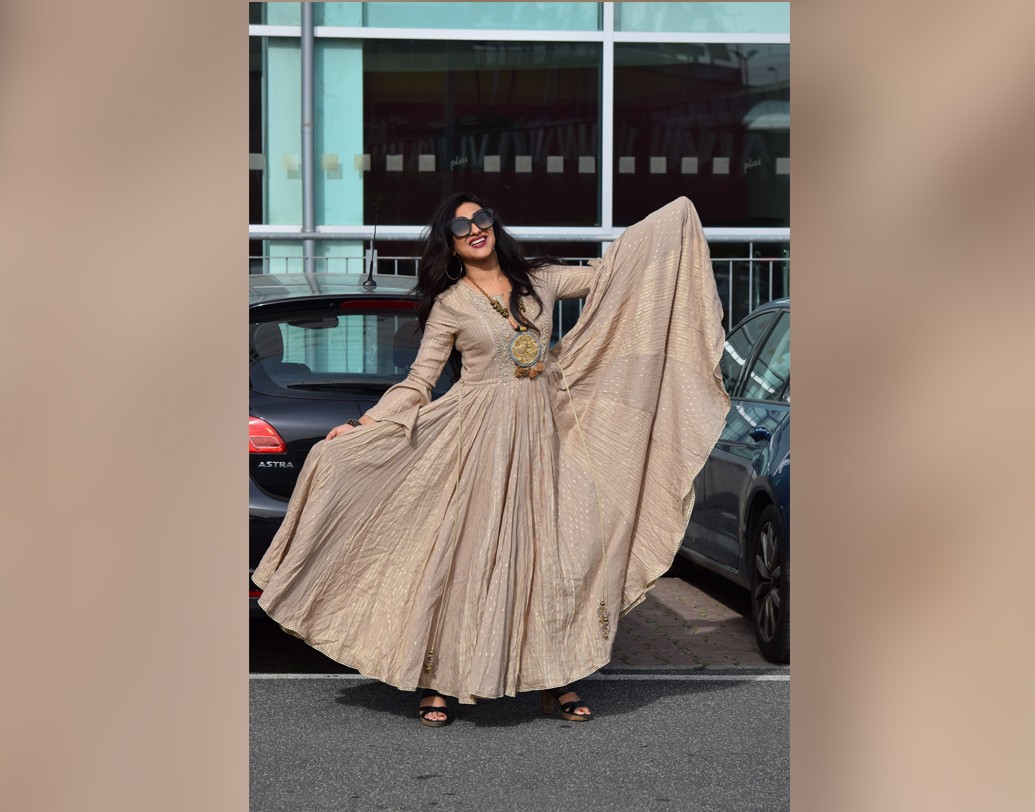 অন্য দিকে ‘বসু পরিবার’-এর জন্য বঙ্গ সম্মেলনে বেস্ট অ্যাক্টর সম্মান পেয়েছেন ঋতূপর্ণা। ‘মুখার্জিদার বউ’-ও মোটের উপর হিট। বিদেশে বহু জায়গায় ছবিটা ঘুরছে।