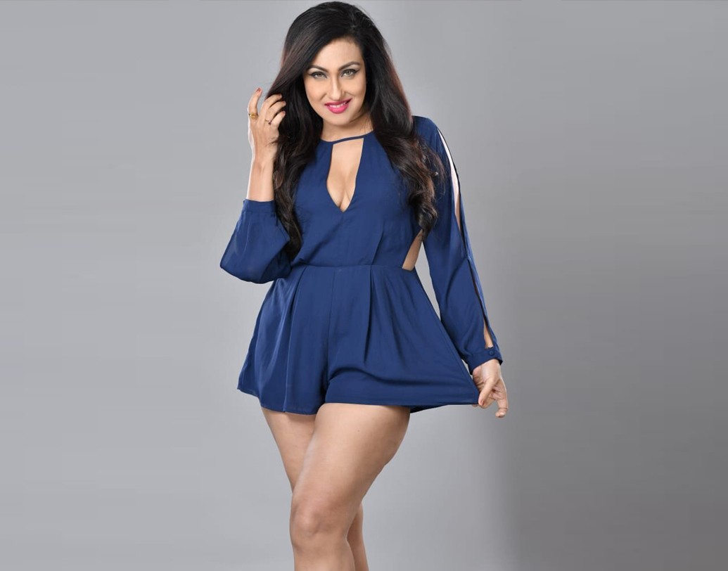 হাতে কাজও কম নেই এই মুহূর্তে। রেশমী মিত্র-র ‘লাইমলাইট’ বলে একটা ছবি আসছে, এতে ঋতুপর্ণার ডাবল রোল। ‘অতিথি’-র মতো সাধারণ গল্পও মানুষ ভালবেসেছে বলে জানালেন ঋতুপর্ণা।