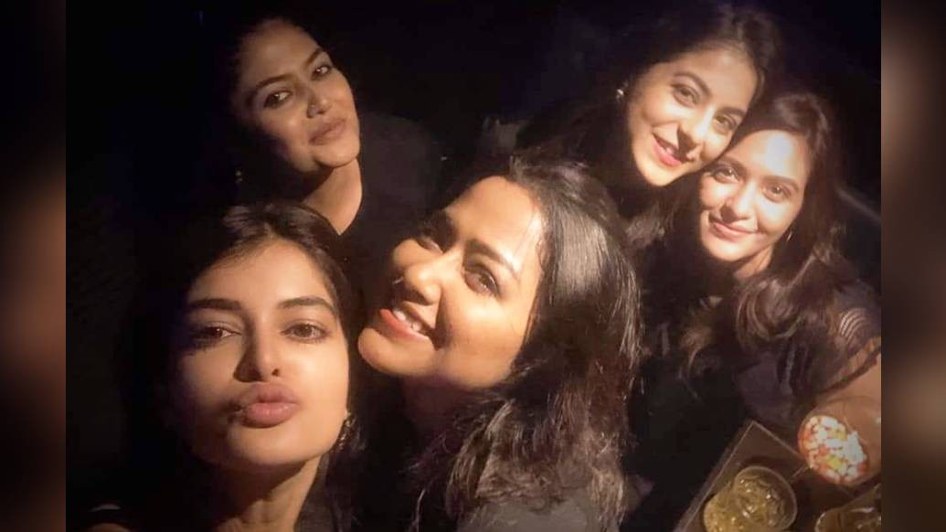 গতকাল এসভিএফ ব্র্যান্ডসের লঞ্চ পার্টি যেন চাঁদের হাট। প্রিয়াঙ্কা, সরকার, মধুমিতা সরকার, সায়নী ঘোষ, অলিভিয়া সরকার থেকে শুরু করে সন্দীপ্তা সেন, সোহিনী সরকার-- টলিউডের ইয়ং ব্রিগেডকে দেখা গেল পার্টি মুডে।