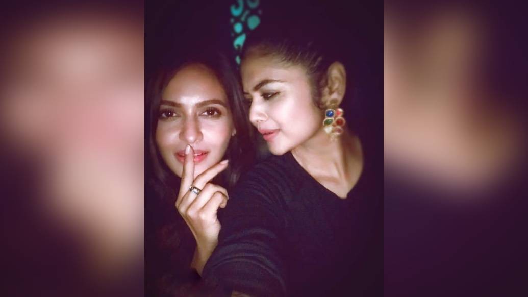 কালো ড্রেস, খোলা চুলে নায়িকারা উষ্ণ আবেদনে মোহময়ী। পার্টির ফাঁকেই সেলফি তুলে নিতে ব্যস্ত। আনন্দের এই রাতকে ক্যামেরাবন্দি করে রাখলেন নায়িকারা।