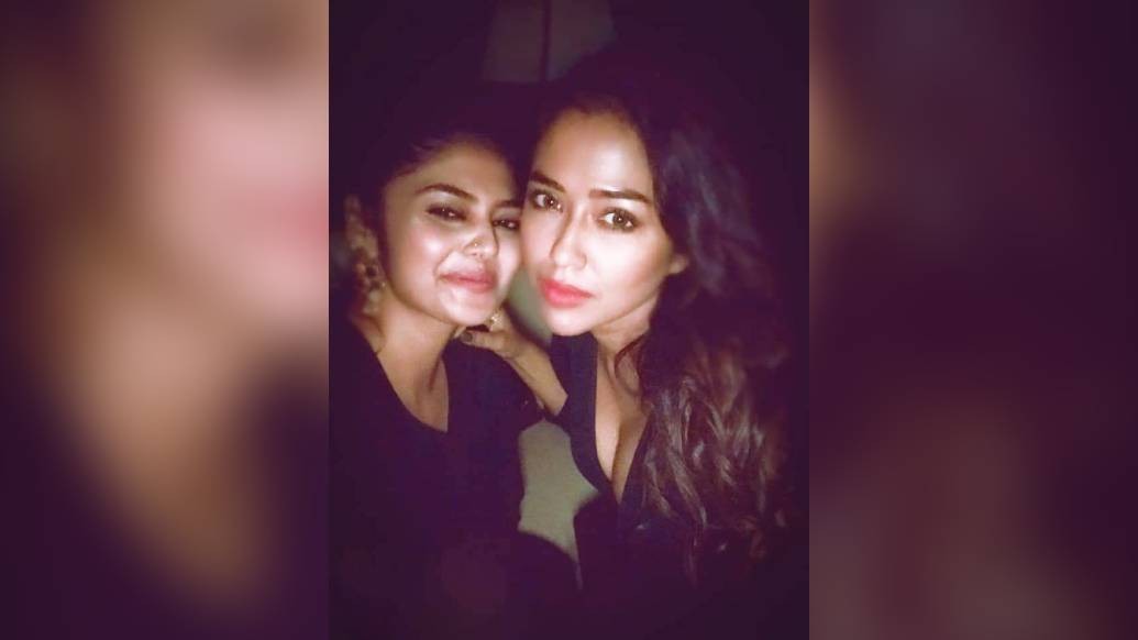 অন্য দিকে, প্রিয়াঙ্কা এবং সন্দীপ্তা ধরা দিলেন একসঙ্গে। বড়পর্দা এবং ছোটপর্দার এই মিশেল ইতিমধ্যেই এসভিফ-এর প্রযোজনায় ‘দুগ্গা এলো’  গানে মন জিতেছে দর্শকের। দুই সুন্দরীকে একসঙ্গে ধুনুচি নাচ করতে দেখা গিয়েছে এই গানে।