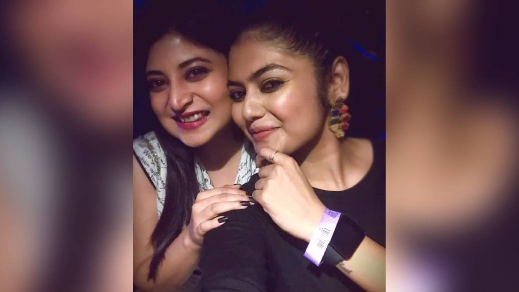 অন্য দিকে, প্রিয়াঙ্কা এবং সন্দীপ্তা ধরা দিলেন একসঙ্গে। বড়পর্দা এবং ছোটপর্দার এই মিশেল ইতিমধ্যেই এসভিফ-এর প্রযোজনায় ‘দুগ্গা এলো’  গানে মন জিতেছে দর্শকের। দুই সুন্দরীকে একসঙ্গে ধুনুচি নাচ করতে দেখা গিয়েছে এই গানে।