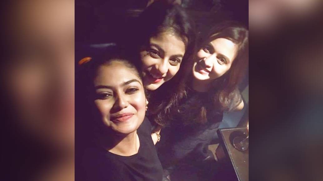 এছাড়াও সেখানে উপস্থিত ছিলেন তৃণা সাহা, নীল ভট্টাচার্য, সৌরসেনী মৈত্র সহ টলিউডের অনেক চেনা মুখ। পার্ক স্ট্রিটের একটি রেস্তরাঁ ছিল জমজমাট এই পার্টির ভেন্যু। অনেকেই বলেন, টলিউডের নায়িকাদের যত বন্ধুত্ব সব নাকি লোক দেখানো। তবে টলিউড সুন্দরীদের এই সব ছবি কিন্তু অন্য গল্প বলছে।