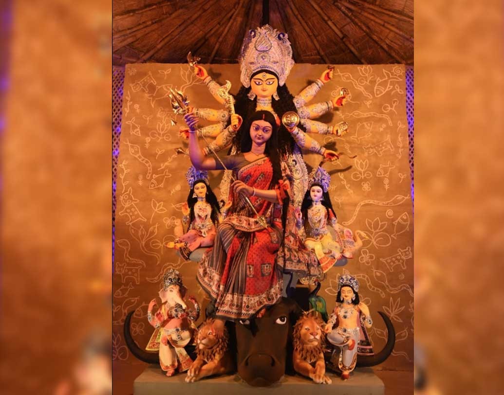 বড়িশা যুবকবৃন্দের প্রতিমা প্রতি বছরের মতো এ বছরও চোখ টেনেছে দর্শনার্থীদের।