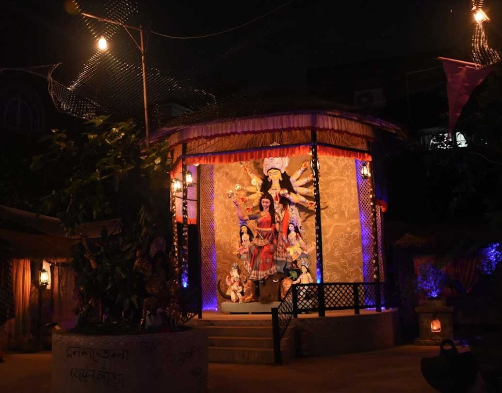 আলো-আঁধারির খেলায় এক মায়াবী আলো ছড়িয়ে রয়েছে মণ্ডপ জুড়েই। বিগ্রহ এই আলোয় আরও মায়াবী হয়ে উঠেছে।