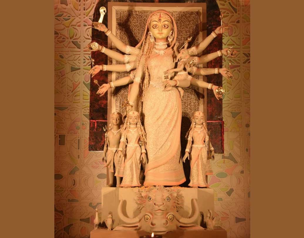 বড়িশা সর্বজনীন বরাবরই কলকাতার সেরা পুজোগুলির অন্যতম। এ বছরও এখানকার প্রতিমার স্নিগ্ধ রূপ প্রশংসিত হয়েছে দর্শনার্থীদের কাছে।