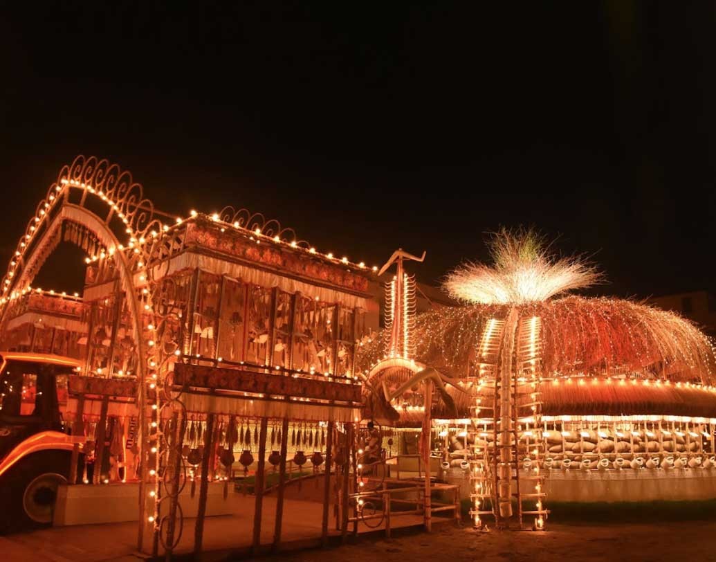 অপরূপ মণ্ডপসজ্জা দেখতে বড়িশা সর্বজনীনে দর্শনার্থীরা ইতিমধ্যেই ভিড় জমতে শুরু করেছেন। বিগ্রহ, আলো, মণ্ডপ সবেতেই মুন্সিয়ানা রয়েছে এই প্যান্ডেলে।