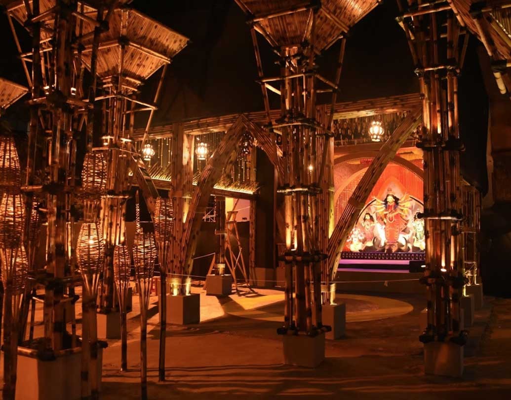 বড়িশা ইউথ ক্লাব কলকাতার সেরা পুজোর একটি। প্রতি বছরই মণ্ডপসজ্জায় চমক থাকে এদের। এ বারও বাঁশ আর কঞ্চির সূক্ষ কাজে সেজে উঠেছে এই মণ্ডপ।